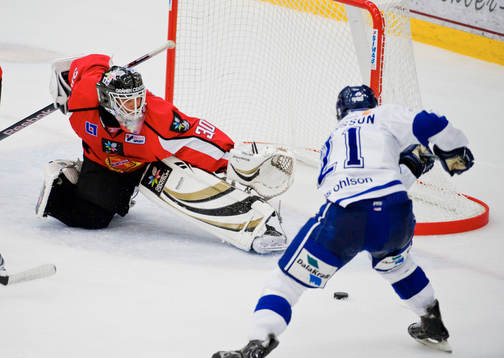 Gusten Törnqvist, målvakt Almtuna slänger sig