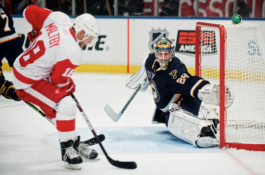 Kirk Maltby, Detroit, skjuter ett skott mot Ty Conklin,