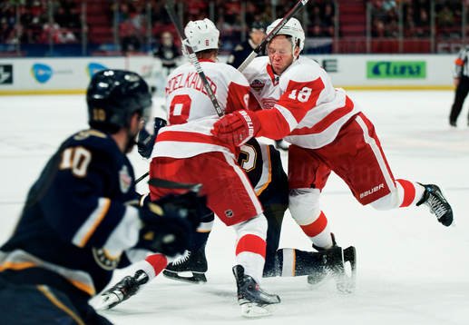 Justin Abdelkader och Kirk Maltby, Detroit, försöker