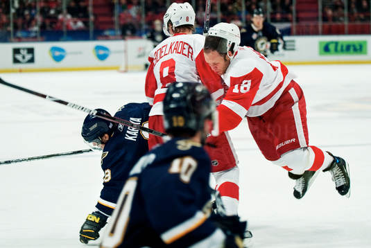 Justin Abdelkader och Kirk Maltby, Detroit, försöker