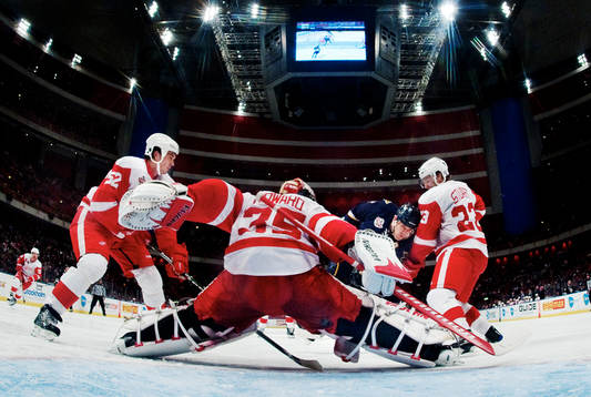 Jonathan Ericsson och Brad Stuart, Detroit, försöker att