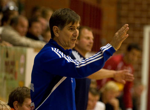 tränare Ilija pujevic dirigerar