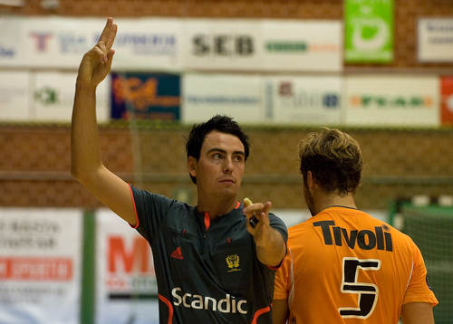 Domare Mattias Wetterwik delar ut en tvåminuters utvisning