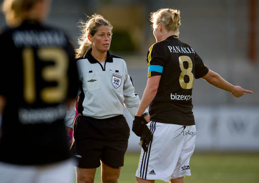 Paula Thörn, domare pratar med Anne Mäkinen, AIK