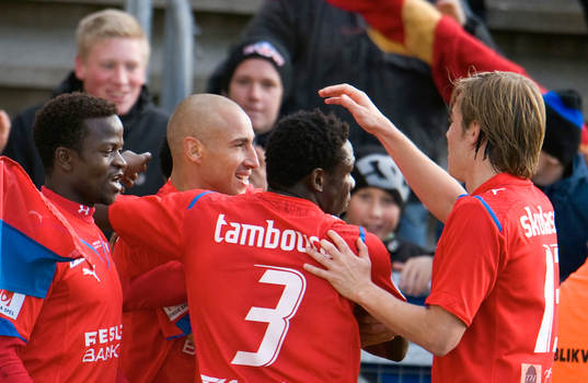 1-0 Henrik Larsson, som grattas. Jubel