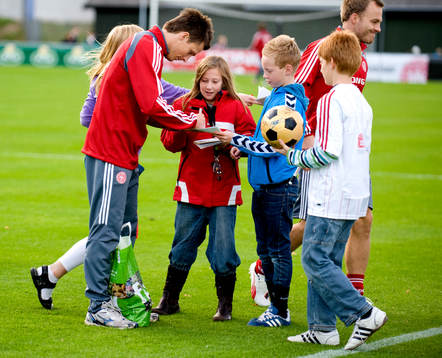 Jesper Bech skriver autografer till unga supporters som
