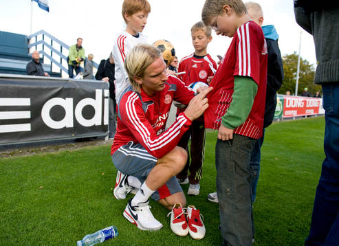 Christian Poulsen, skriver autografer