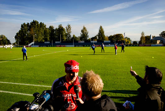 Niclas Bendtner blir intervjuad av media innan träningen