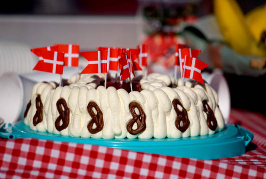 Danska landslaget blev bjudna på kaffe och tårta eftersom