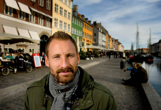 Johan Wiland, målvakt, traskar runt på ströget i