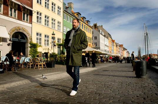 Johan Wiland, målvakt, traskar runt på ströget i