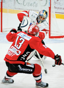 Mark Owuya, målvakt, Örebro, slår ut pucken
