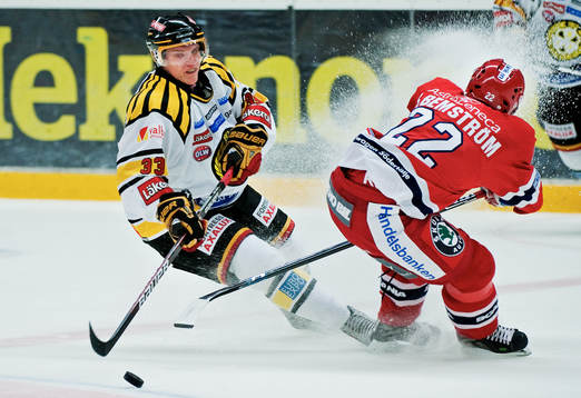 Jakob Silfverberg, Brynäs, fintar Stefan Bemström,