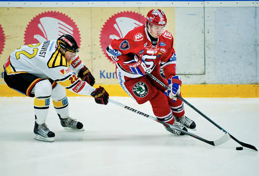 Jörgen Sundqvist, Brynäs, försöker att ta pucken av