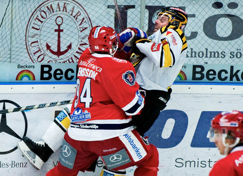 Fredrik Svensson, Södertälje, trycker till Ove Molin,