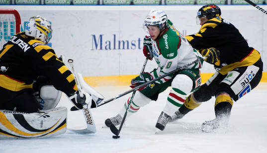 Mario Kempe helt fri med Andreas Hadelöv, målvakt,