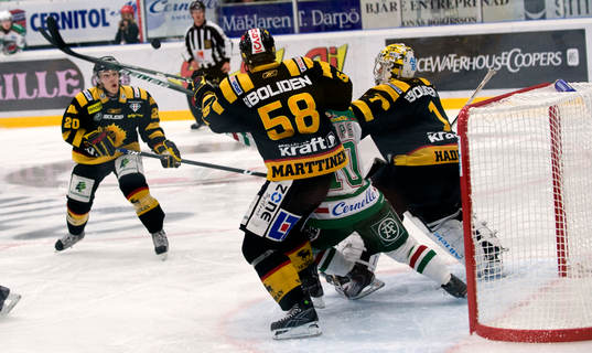 Trångt framför mål. Andreas Hadelöv, målvakt,