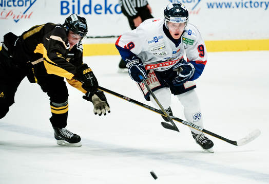 Christian Sandberg, AIK, försöker att ta pucken av Patrik