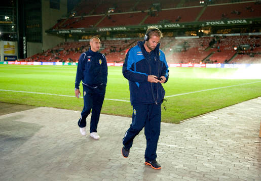 Henrik Larsson och Olof Mellberg synar planen
