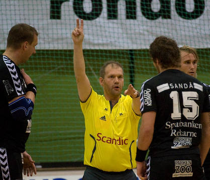 Domare Maths Nilsson signalerar två minuters utvisning