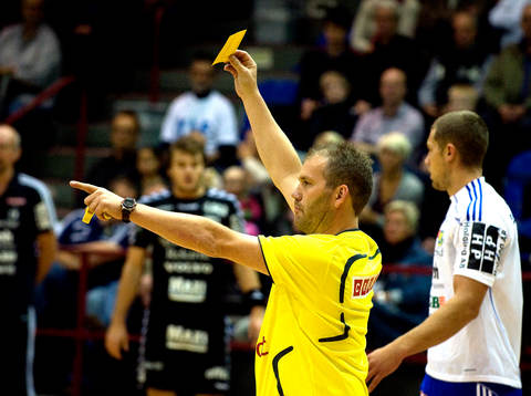 Domare Maths Nilsson, gult kort, varning