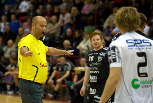 Domare Patrick Håkansson blåser av