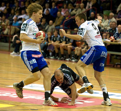 Mikael Johansson golvad av Ystads Linus Nilsson och Pierre