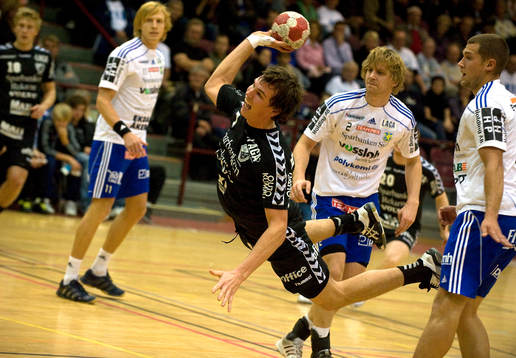 Richard Blank flyger lågt genom Ystad-försvaret