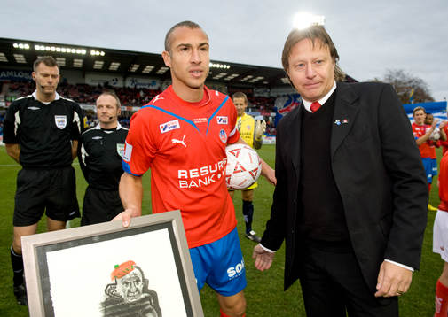 Henrik Larsson fick en tavla av Svenska Spel innan matchen