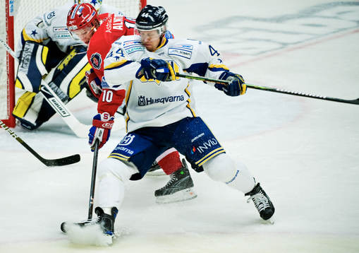Jonas Almtorp, Södertälje, i kamp om pucken med Janne