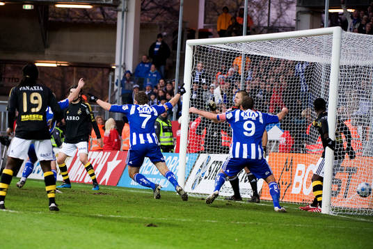 Thomas Olsson gör 1-0 till Göteborg. Jubel