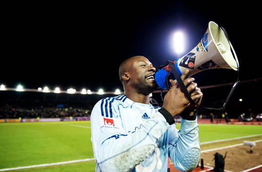 Pa Dembo Touray, målvakt, sjunger en sång