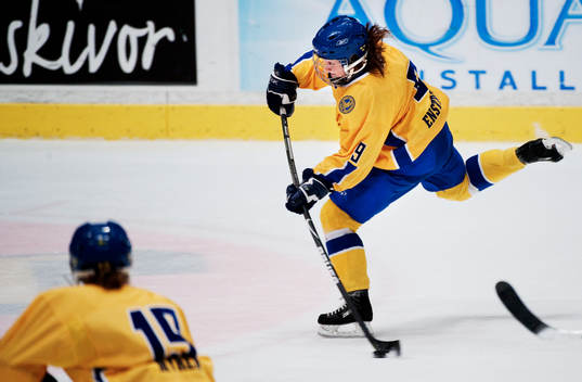 Tina Enström, Sverige, skjuter mot mål