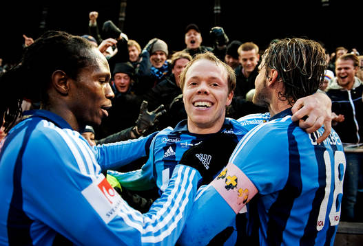Patrik Haginge, Djurgården, gratuleras av Kebba Ceesay och