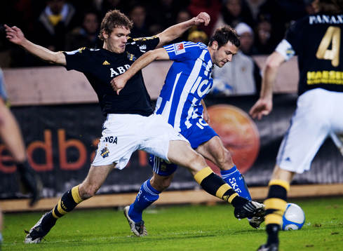 Jos Hooiveld, AIK, stoppar Stefan Selakovic, IFK Göteborg