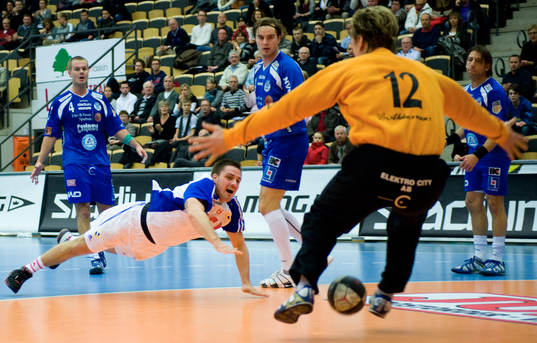 Almir Suljevic, Redbergslid, lägger bollen mellan