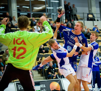Anton Månsson, H43, brottas med Fredrik Pettersson och