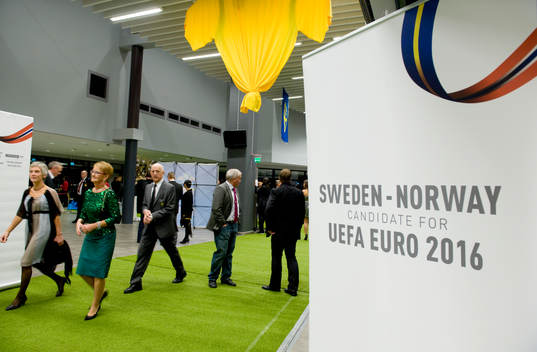 Gästerna anländer framför banderollen om Sverige-Norges