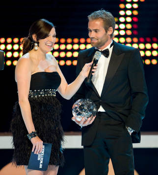 Årets Back Olof Mellberg får pris av Jessica Almenäs