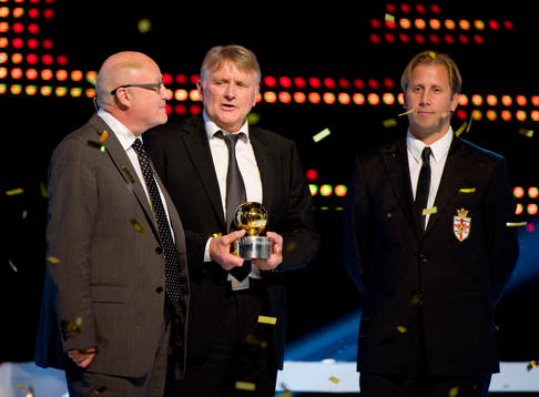 Lars-Åke Lagrell och Simon Bank delade ut guldbollen åt