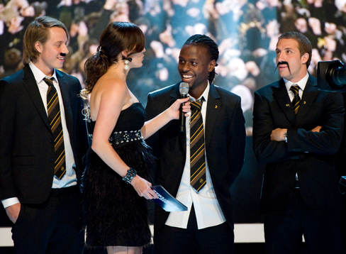 Allsvenska guldlaget AIK på scen. Martin Mutumba showar