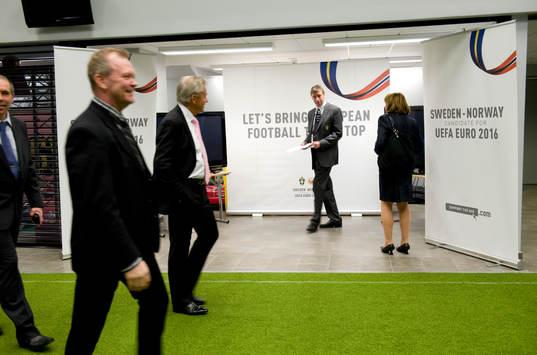 Gästerna anländer framför banderollen om Sverige-Norges