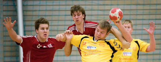 Elias Holmström och Daniel Andersson tar hand om Mikael