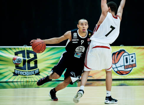 Joe Legiua, 08 Stockholm, dribblar förbi Andreas Person,