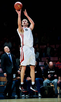 Marko Djuric, Uppsala, skjuter