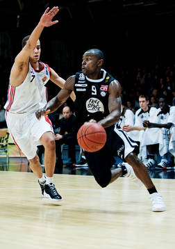 Thomas Massamba, 08 Stockholm, dribblar förbi Andreas