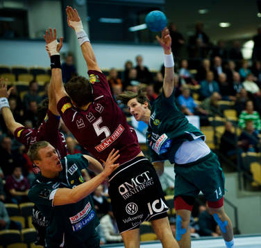 Albin Tingsvall skjuter förbi Johan Fohlin