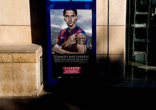 Zlatan Ibrahimovic pryder reklamskyltar utanför Camp Nou.