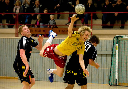Christoffer Olsson flyger genom Växjöförsvaret