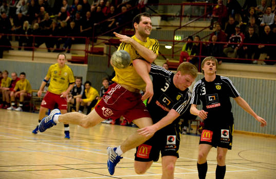 Per Muhr tränger sig fram genom växjös försvar